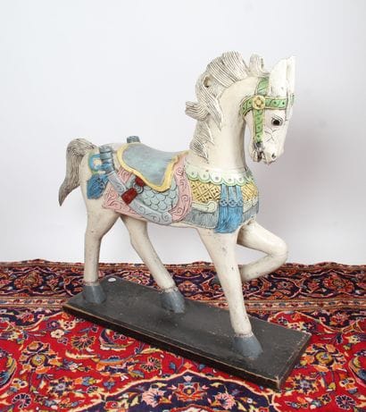 CHEVAL
en bois sculpté polychrome, à l’antérieur...