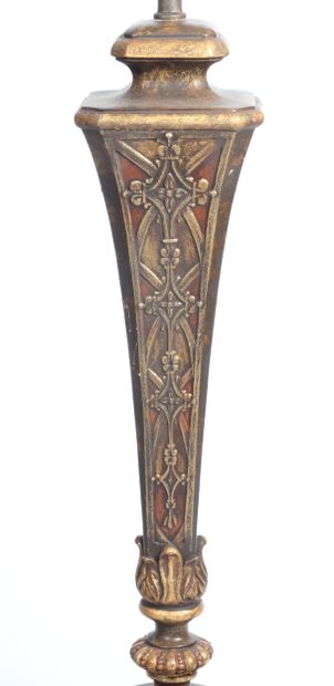 PAIRE DE PIEDS DE LAMPE, en bois patiné et...