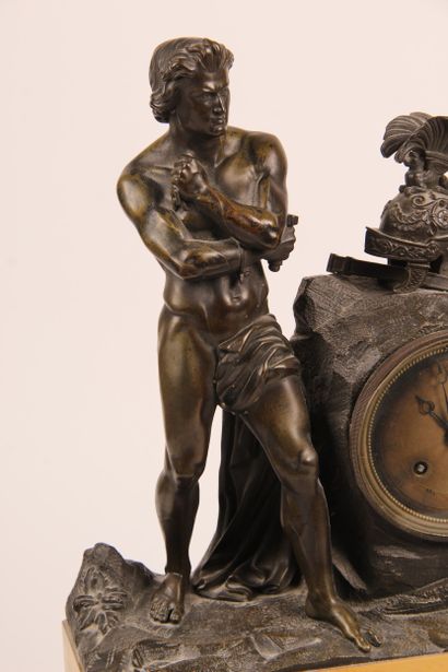 PENDULE SPARTACUS, en bronze à patine brun...