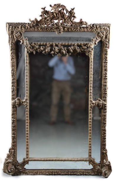 GRAND MIROIR À PARECLOSES 
En bois mouluré,...