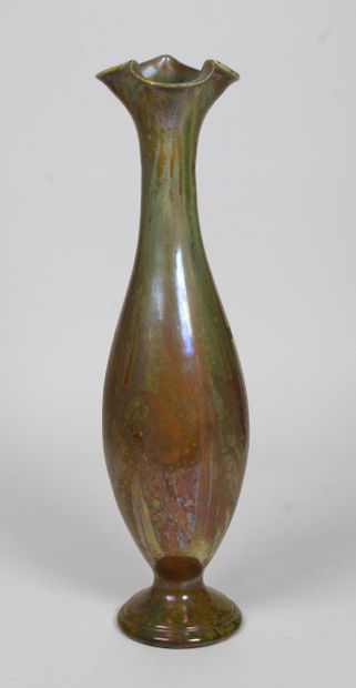 GRAND VASE soliflore, vers 1900, en céramique...
