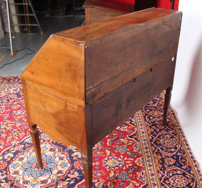 Bureau de pente, en noyer. Il ouvre par un...