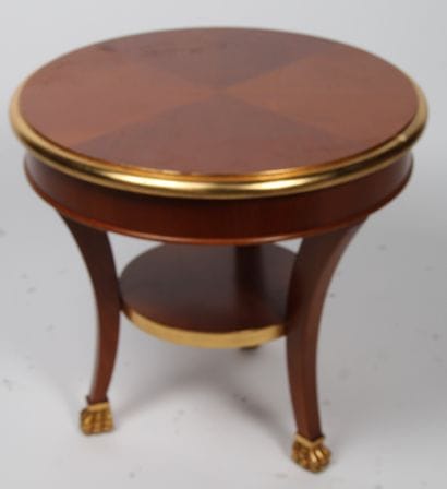 PETITE TABLE GUÉRIDON
avec un plateau d’entrejambe....