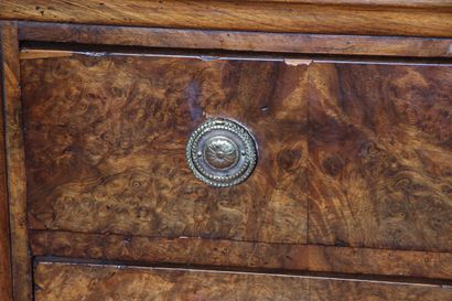 COMMODE, en noyer et ronce de noyer à doucine....