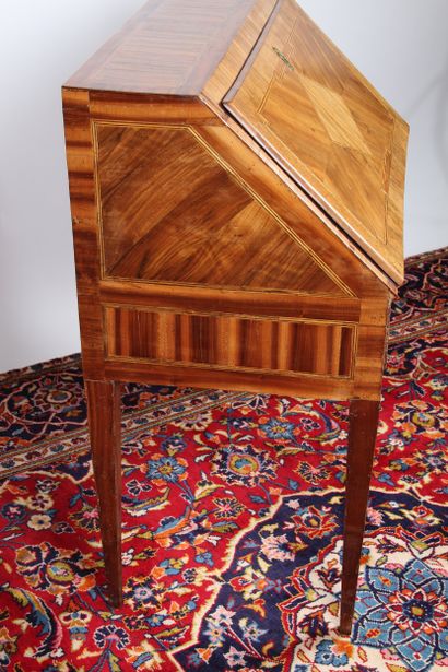 BUREAU DE PENTE
en noyer et placage de noyer,...