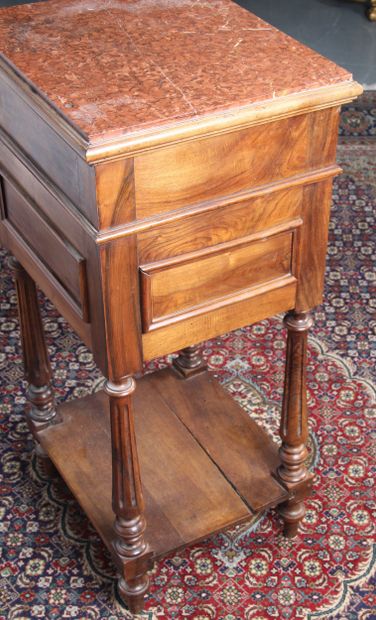 PETIT CHEVET
en noyer, ouvrant par trois...
