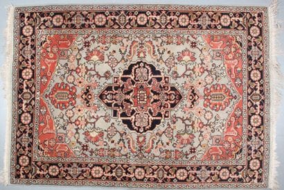 TAPIS CACHEMIRE EN SOIE (Inde, vers 1980)
Champ...