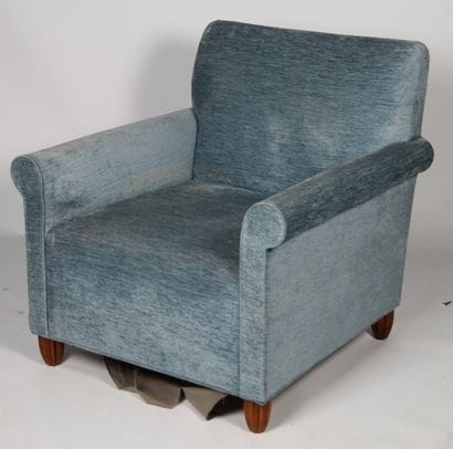 LARGE FAUTEUIL
en velours bleu, reposant...