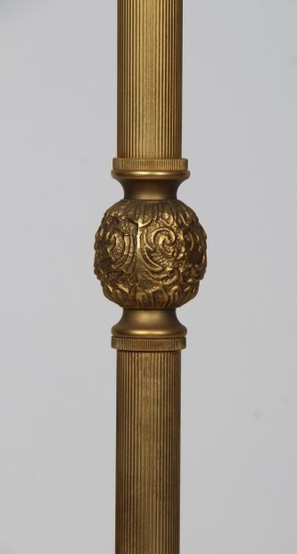 PAIRE DE CANDÉLABRES
en bronze et laiton...