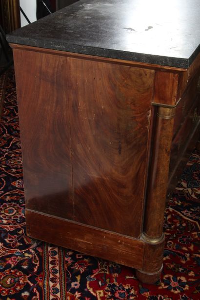 COMMODE D'ÉPOQUE EMPIRE
en acajou et placage...
