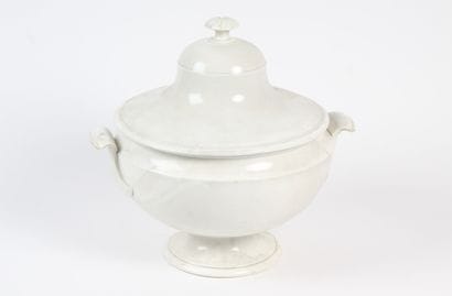 GIEN. 
Large soup tureen in white opaque...