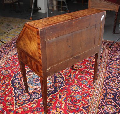 BUREAU DE PENTE
en noyer et placage de noyer,...