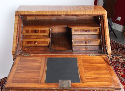 BUREAU DE PENTE
en noyer et placage de noyer,...