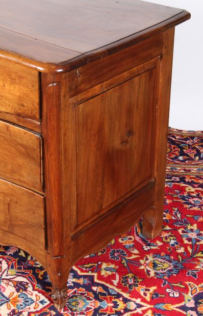 Commode en noyer à façade galbée, ouvrant...
