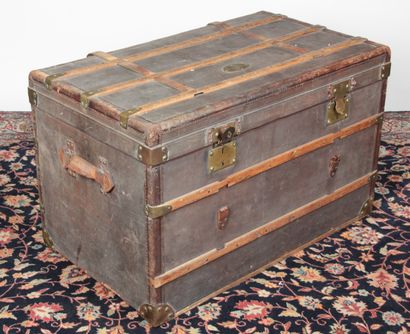 MALLE DE VOYAGE
en cuir et renforts de bois,...