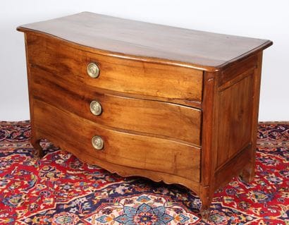 Commode en noyer à façade galbée, ouvrant...
