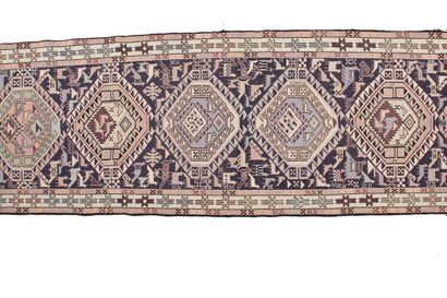 TAPIS GALERIE KILIM
à décor de six médaillons,...