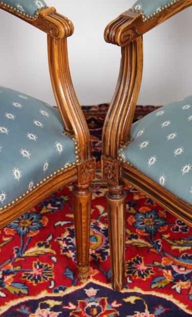 Paire de fauteuils à dossier médaillon cabriolet,...