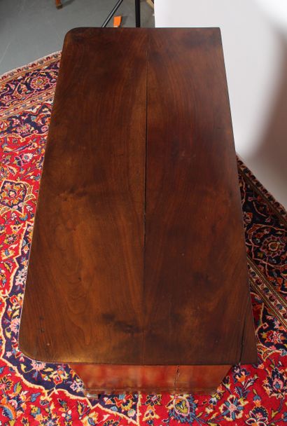 COMMODE, en noyer et ronce de noyer à doucine....