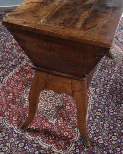 MAIE
in natural wood, molded and carved with...