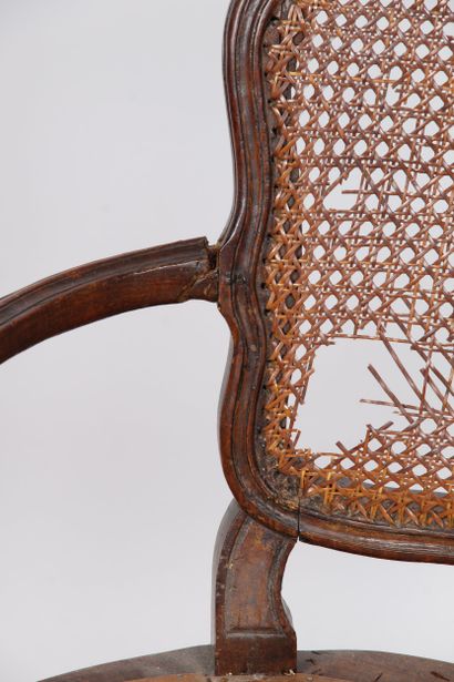FAUTEUIL LOUIS XV, à dossier et assise canné....