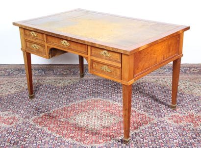 BUREAU DE STYLE DIRECTOIRE
en acajou et placage...