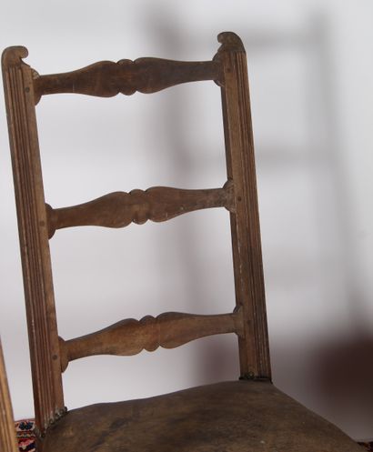 Quatre chassis de chaise Louis XIII en noyer,...