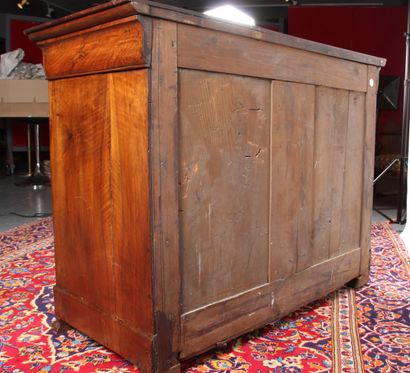 COMMODE, en noyer et ronce de noyer à doucine....