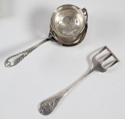 LOT DE COUVERTS en métal argenté et métal.
Un...