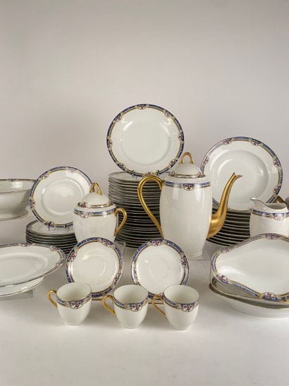 LIMOGES 
Rare partie de service en porcelaine...