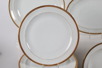 PARTIE DE SERVICE DE TABLE en porcelaine...