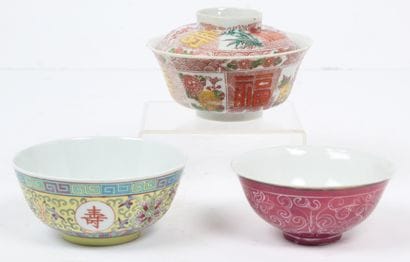 CHINE, XXe siècle
Lot comprenant trois bols...