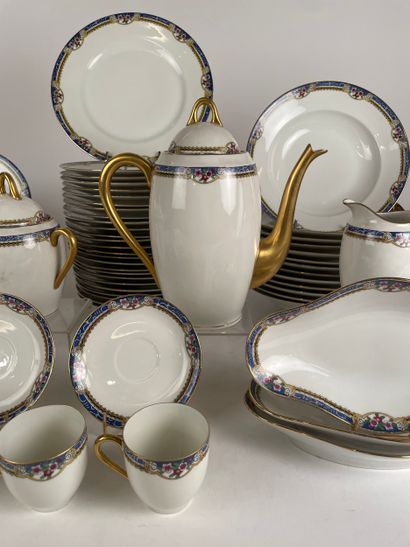 LIMOGES 
Rare partie de service en porcelaine...