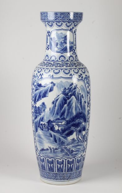 CHINE. XXe Siècle.
Grand vase en porcelaine,...