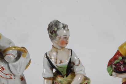 LOT DE PORCELAINE, comprenant : 
- 3 sujets...