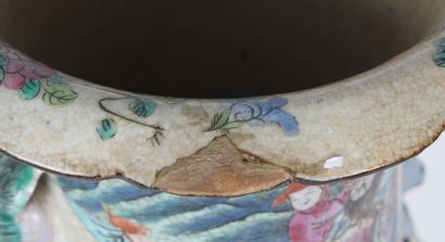 CHINE, fin du XIXe siècle
Lot de deux vases,...