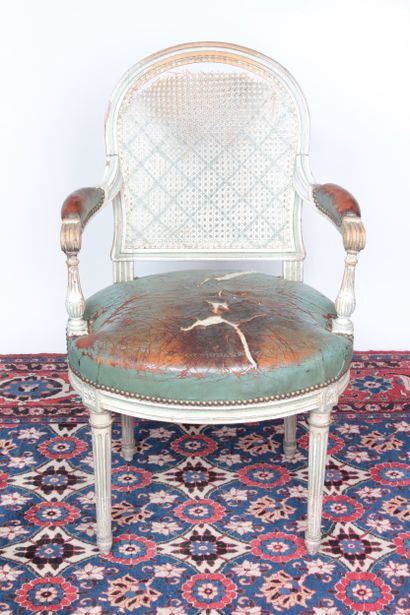 FAUTEUIL DE STYLE LOUIS XVI 
en bois laqué...