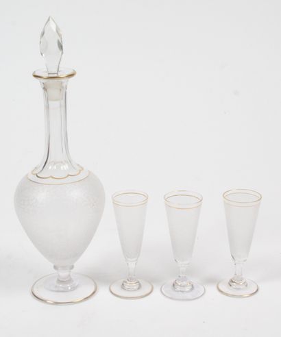 SAINT LOUIS OU BACCARAT.
Petite carafe et...
