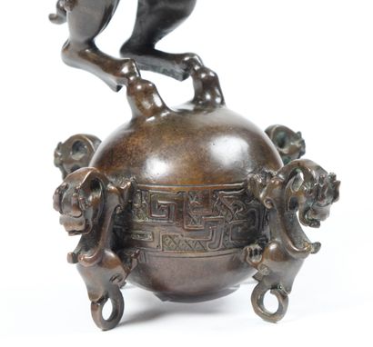 CHINE, dans le goût des TSING 
 H. 24.5 ...