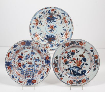 CHINE XVIIIe siècle.<
Trois assiettes porcelaine...