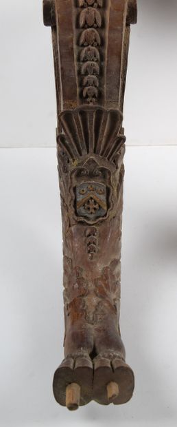 FURNISHING ELEMENTS
Two console jambs carved...