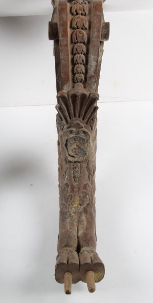 FURNISHING ELEMENTS
Two console jambs carved...