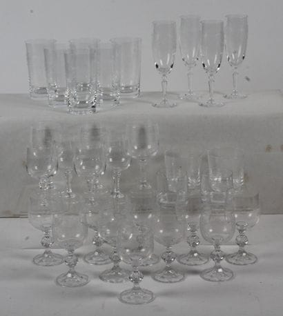 LOT DE VERRES gravés à décor de motifs feuillagés,...