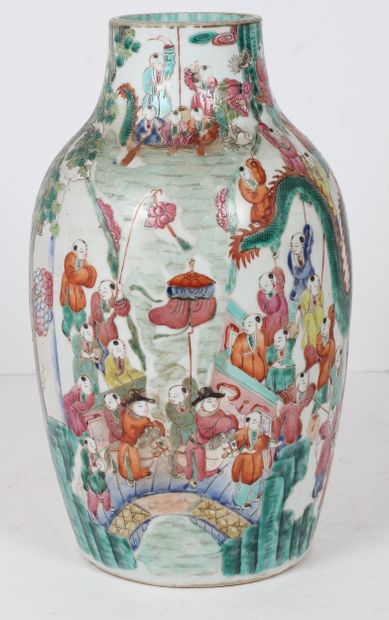 CHINE, fin du XIXe siècle
Lot de deux vases,...