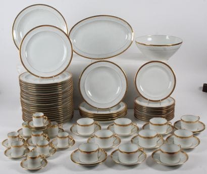 PARTIE DE SERVICE DE TABLE en porcelaine...