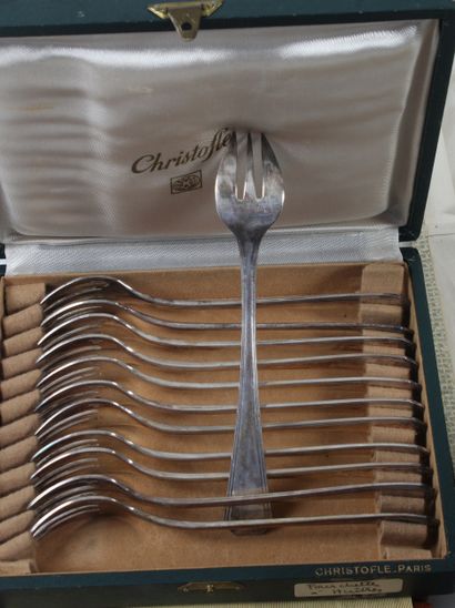 LOT DE COUVERTS en métal argenté et métal.
Un...