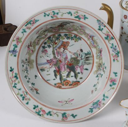 LOT DE PORCELAINE, comprenant : 
- 3 sujets...
