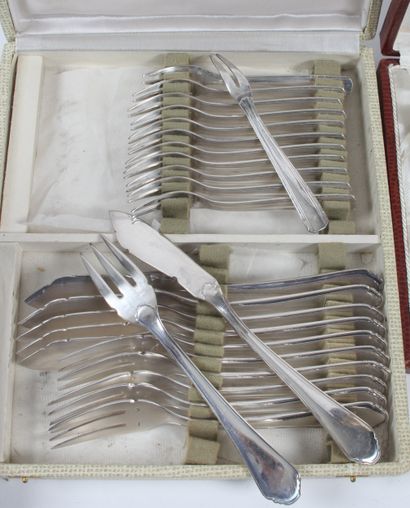 LOT DE COUVERTS en métal argenté et métal.
Un...