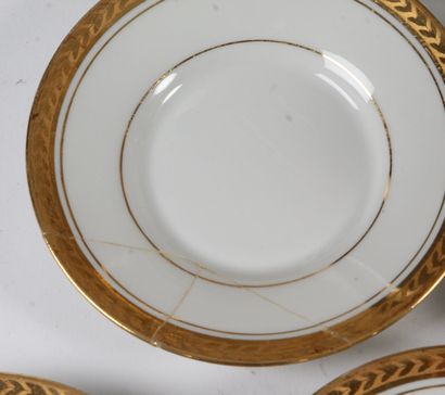 PARTIE DE SERVICE DE TABLE en porcelaine...