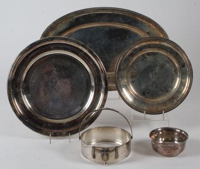 LOT DE METAL ARGENTE comprenant : 
- un plat...